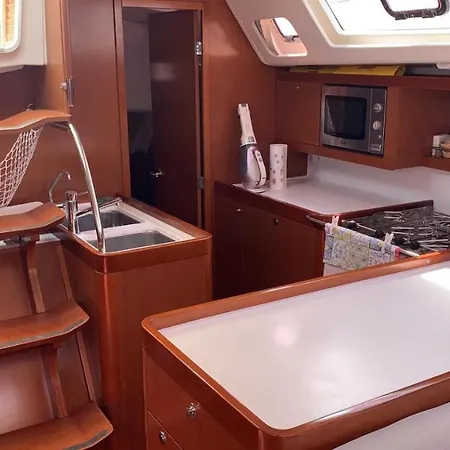 Barca A Vela Oceanis 46' 14 Metri Con 8 Posti Letto 2 Bagni A Porto Sole Di Botel Sanremo
